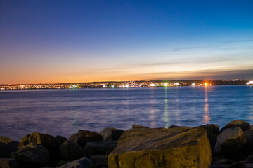 バンクーバーのビル街の夜景と夕焼け