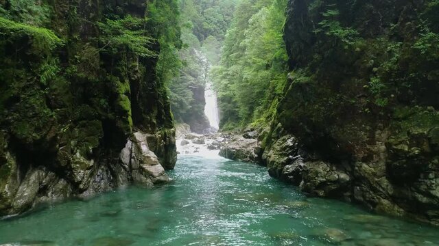 日本三大渓谷・大杉谷にあるシシ渕越しニコニコ滝のドローン空撮