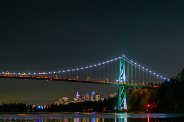 Fototapeta na wymiar バンクーバーの橋の夜景