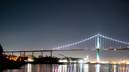 Fototapeta na wymiar バンクーバーの橋の夜景
