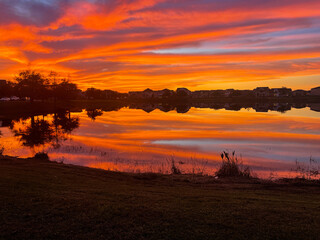 Obraz premium Beautiful pink, orange and blue sunset reflecting on a lake