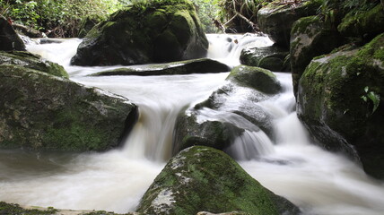 Cascada natural ríos en forma de seda