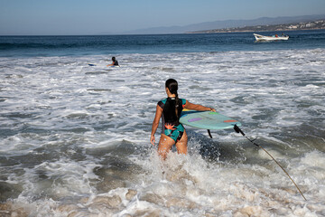 La Punta,  Puerto Escondido, Oaxaca Mexico. Enero 22 del 2021. Mujeres surfistas practican este...