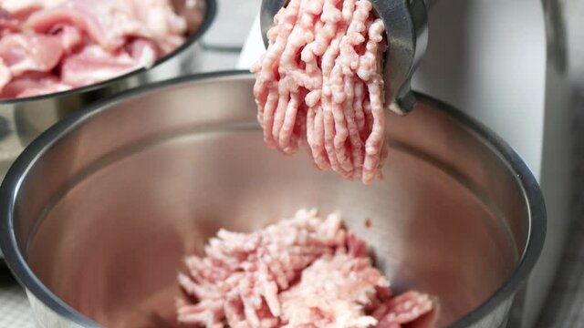 Process of making minced pork meat in an electric meat grinder at home