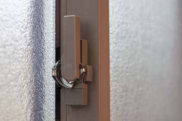 引き違い窓についたクレセント錠