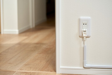 コンセントから伸びた延長コードと配線モール