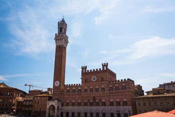 イタリア　シエナのプッブリコ宮殿とマンジャの塔