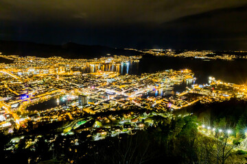 ベルゲンの町並みの夜景
