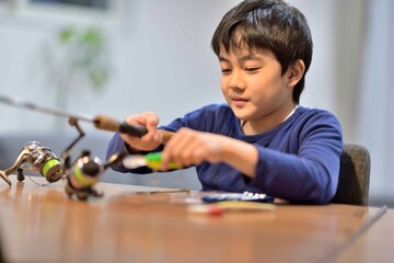 釣り具の手入れをする男の子
