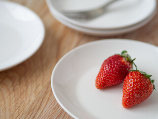 白い皿に乗ったいちご