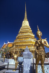 Fototapeta premium 金色に輝くエメラルド寺院