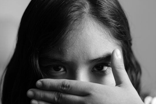 Mi peque&ntilde;a ocultando la mitad de su rostro con su mano