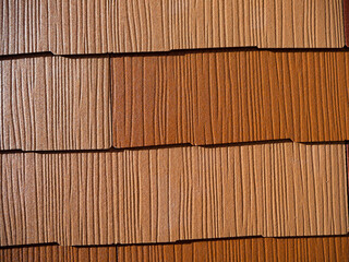 ２色の茶色のタイルが組み合わさった壁