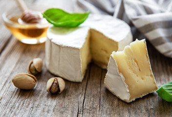 Fototapeta na wymiar Camembert cheese with snacks
