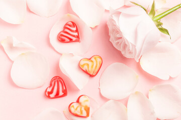 Obraz na płótnie Canvas Roses and heart-shaped candy bars