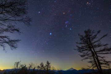 Naklejka premium 奥多摩、丹波山村七ツ石からの富士山、オリオンとカノープス