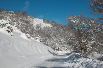 Fototapeta na wymiar Frozen dangerous road of mountain with snow in Umbria