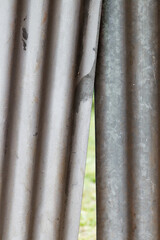 Obraz premium peeking through damaged corrugated sheet metal