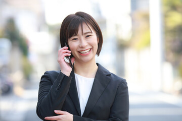 	通話する女性社員