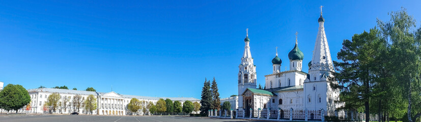 Fototapeta na wymiar The Bell Tower Of The Temple Of Elijah The Prophet. Soviet square. Yaroslavl. Beautiful hipped bell tower. Snowy