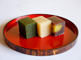 漆塗りのお盆の上にある3種類の羊羹
