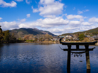 Fototapeta na wymiar 日本の観光地　大分県湯布院　美しい金鱗湖