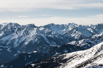 Fototapeta na wymiar Winter scenery in the Alps: snow covered mountain range with peaks