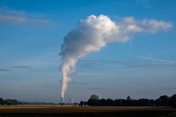 Les refroidisseurs de la centrale nucléaire de Belleville envoient un panache de vapeur dans le ciel