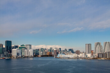 Fototapeta premium Panoramic Tokyo cityscape facing the bay of water