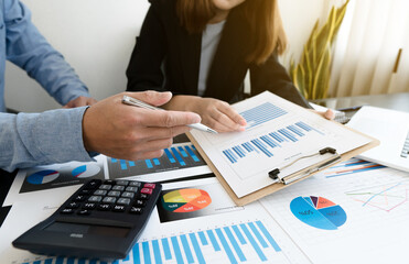 Peer meetings using graphs to summarize and analyze company financial statements and long-term returns. Ideas for starting a finance and banking business