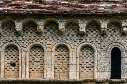 Arcatures romanes dans l'&eacute;glise Saint-Pierre de Thaon, France