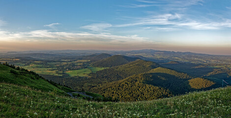 Naklejka premium Chaine des Puys, volcans, Puy de Dôme, Auvergne, Auvergne-rhone-alpes, France 
