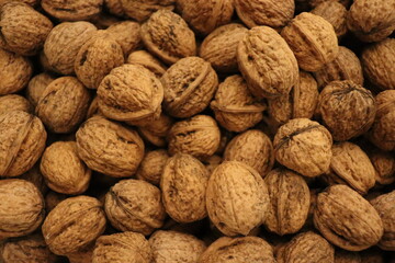 Walnüsse liegen aufeinander 