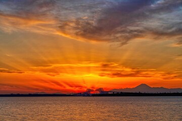 Obraz premium 舞浜から見た東京湾の夕焼け 2021年1月25日
