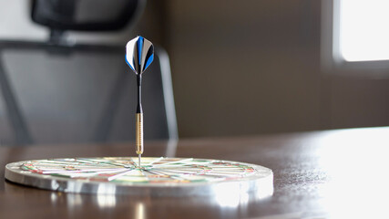Obraz premium The dart board has an arrow thrown into the center of the shooting target for business targeting.