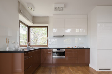 Plakat Spacious white and brown kitchen