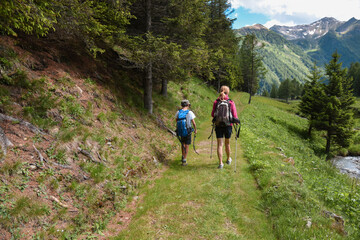 escursione bambini famiglia camminare in montagna aria aperta distanziamento sociale 