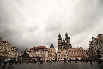 Naklejka premium Goldene Stadt Prag im Dauerregen; Altstädter Ring mit Teynkirche