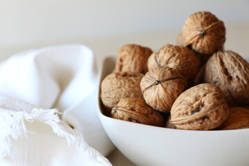 Alcune noci su fondo chiaro, dettagli in primo piano