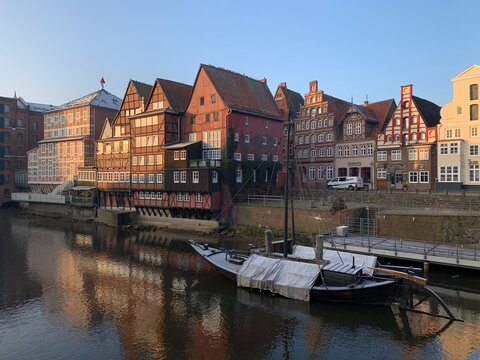 L&uuml;nerburger Hafen mit Ewer und Stintmarkt