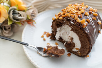 ロールケーキを食べる