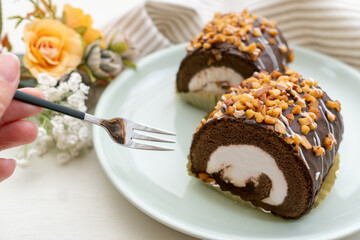 ロールケーキを食べる