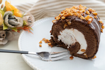 ロールケーキを食べる