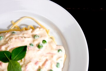 Massa bolonhesa dos espaguetes com molho de tomate, filé de carne, filé frango, vegetais, legumes e carne triturada.