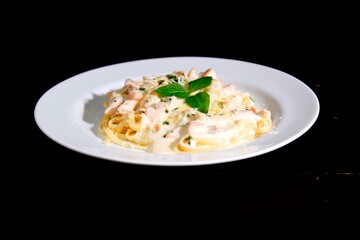 Massa bolonhesa dos espaguetes com molho de tomate, filé de carne, filé frango, vegetais, legumes e carne triturada.