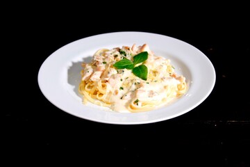 Massa bolonhesa dos espaguetes com molho de tomate, filé de carne, filé frango, vegetais, legumes e carne triturada.