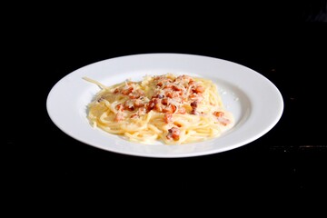 Massa bolonhesa dos espaguetes com molho de tomate, filé de carne, filé frango, vegetais, legumes e carne triturada.