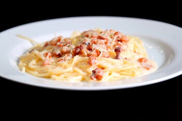 Massa bolonhesa dos espaguetes com molho de tomate, filé de carne, filé frango, vegetais, legumes e carne triturada.