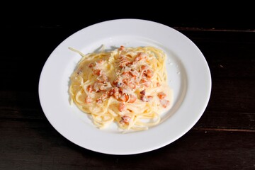 Massa bolonhesa dos espaguetes com molho de tomate, filé de carne, filé frango, vegetais, legumes e carne triturada.
