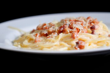 Massa bolonhesa dos espaguetes com molho de tomate, filé de carne, filé frango, vegetais, legumes e carne triturada.